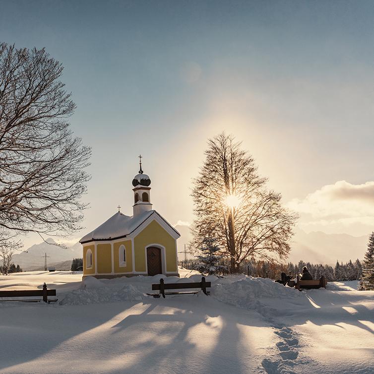 Verschneite Kapelle im Winter